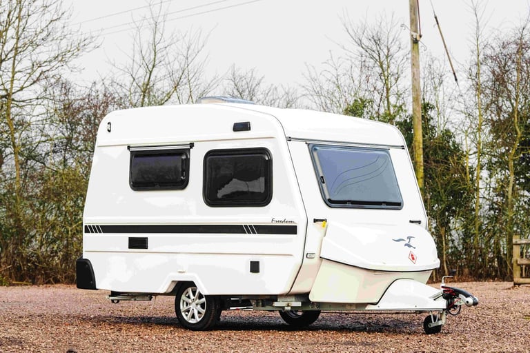 Freedom Sunseeker Classic - lightweight three berth caravan with oven