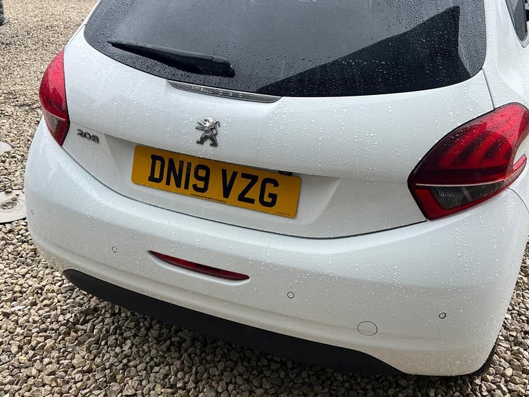 PEUGEOT 208 1.2 PureTech Tech Edition White Manual Petrol 2019