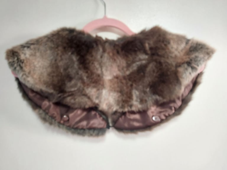 ACRYLIC/POLYESTER DETATCHED FUR COLLAR WITH 4 PAIRS OF LADIES GLOVES - NO IDEA OF AGE