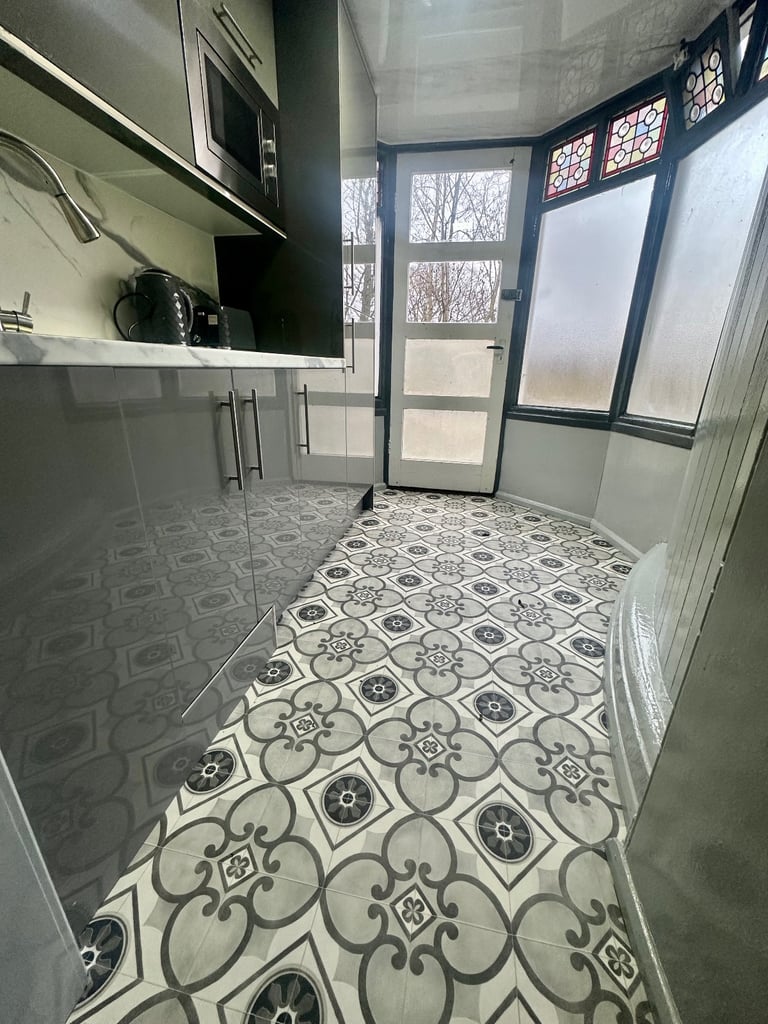 ** All bills inclusive Studio Flat with roof top garden **