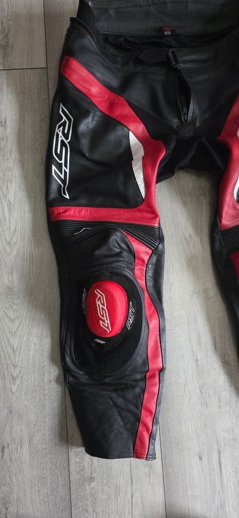RST MOTORBIKE LEATHER JACKET & TROUSERS 