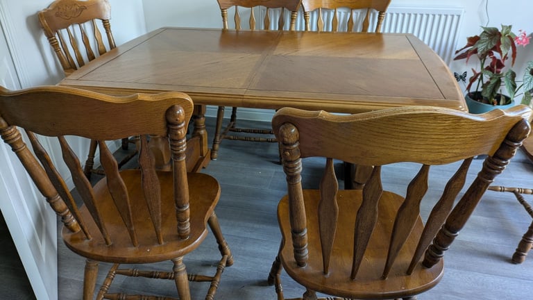 Extendable Dinning room table with 2 carver chairs and 4 dinning room chairs 
