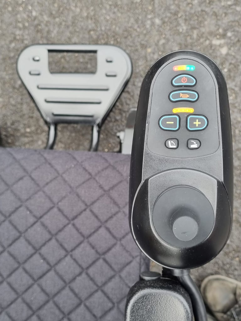 MONARCH MOBILITY EZI-FOLD AUTO- Autofolding Mobility Scooter. SHOWROOM CONDITION