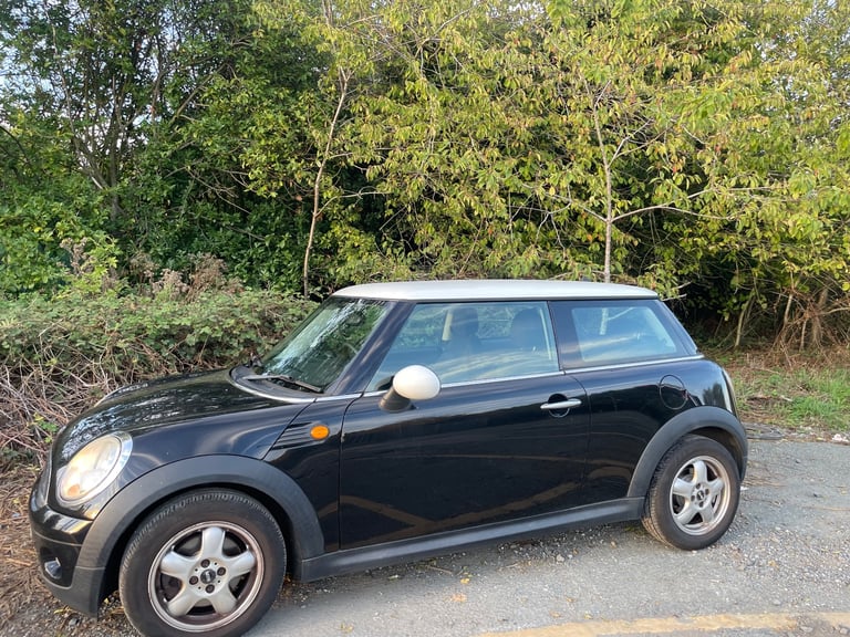MINI COOPER 1.6 PETROL 10 REG BLACK 3 DOOR MOT FEBRUARY 25TH 2026 TAX £165 LOW INSURANCE 50+MPG