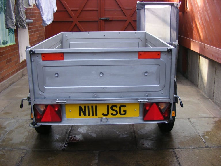 ERDE TRAILER . IN SUPERB CONDITION . ALL THE EXTRAS . 