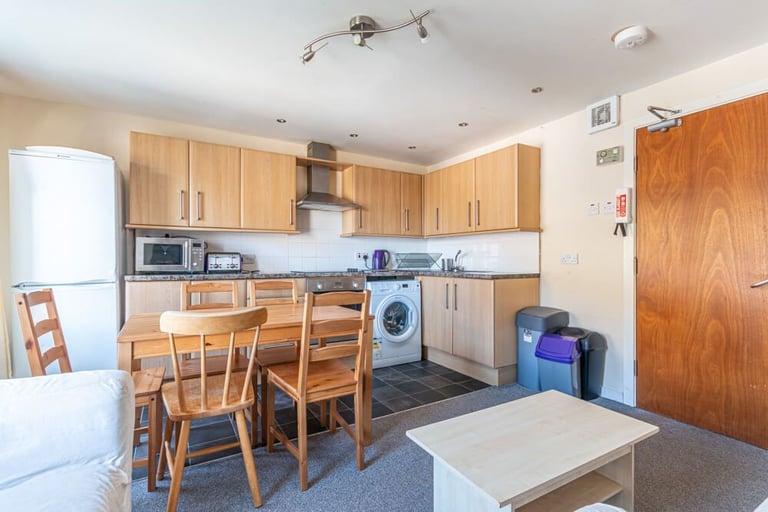  Fantastic, 3 bedroom, HMO flat over two levels, near the Pleasance – available NOW