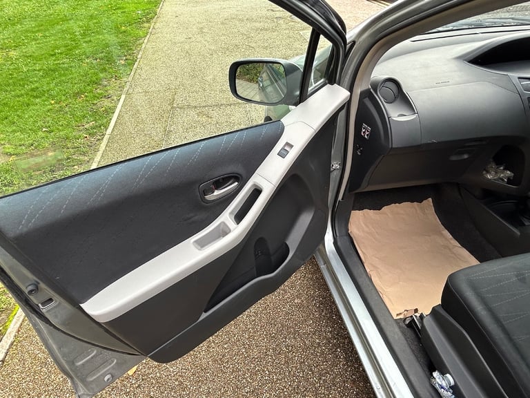 Toyota YARIS 1.3 automatic,low miles 50k,drives superb,excellent condition,service history,2 keys 