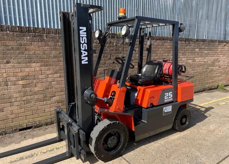 Nissan 2.5t gas forklift, clear view mast, sideshift 
