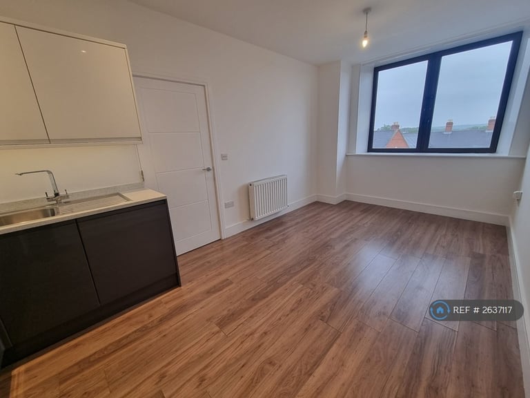 2 bedroom flat in Eleanor House, Waltham Cross, EN8 (2 bed) (#2637117)