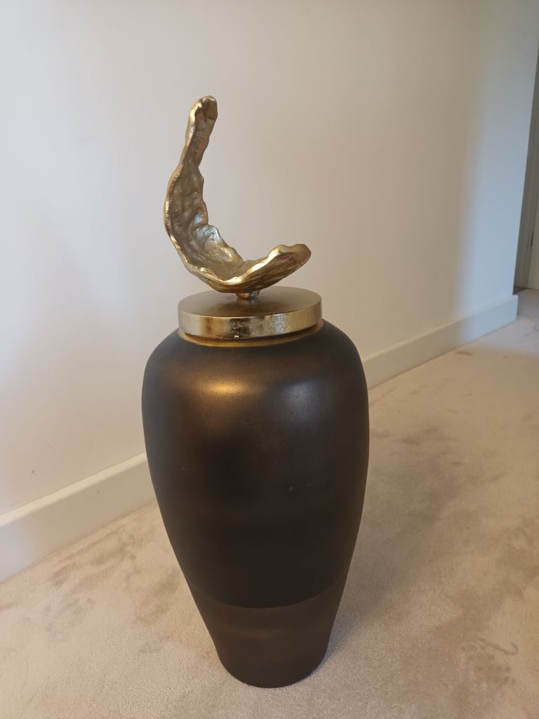 Large decorative/ornamental vase