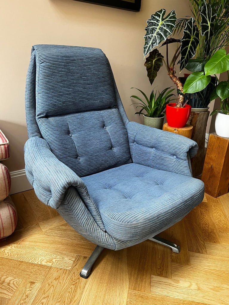Stylish Mid Century Swivel Lounge Arm Chair