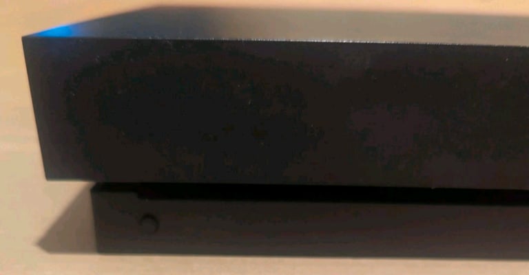 Xbox one X 4K console 1TB + games (no controller)