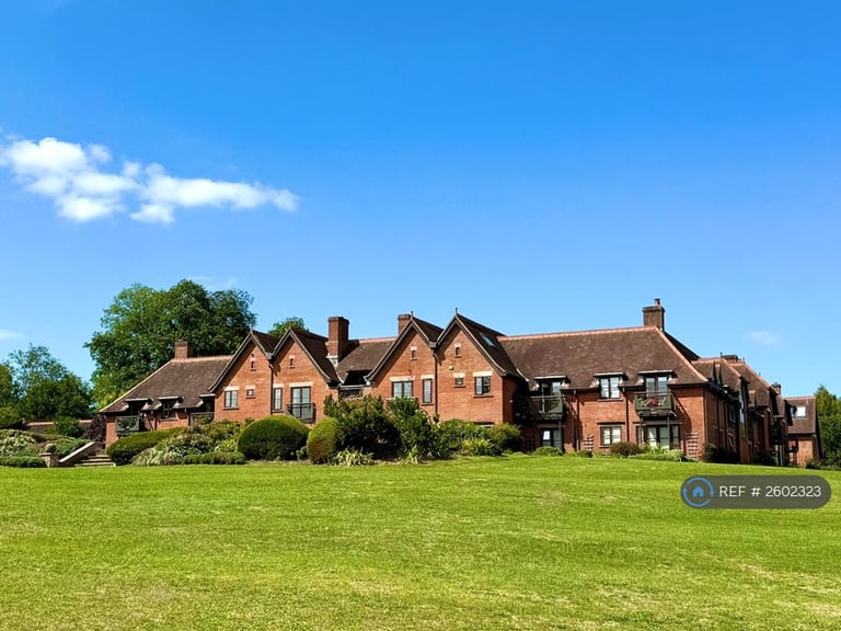 image for 2 bedroom flat in Clock House, Godalming, GU8 (2 bed) (#2602323)