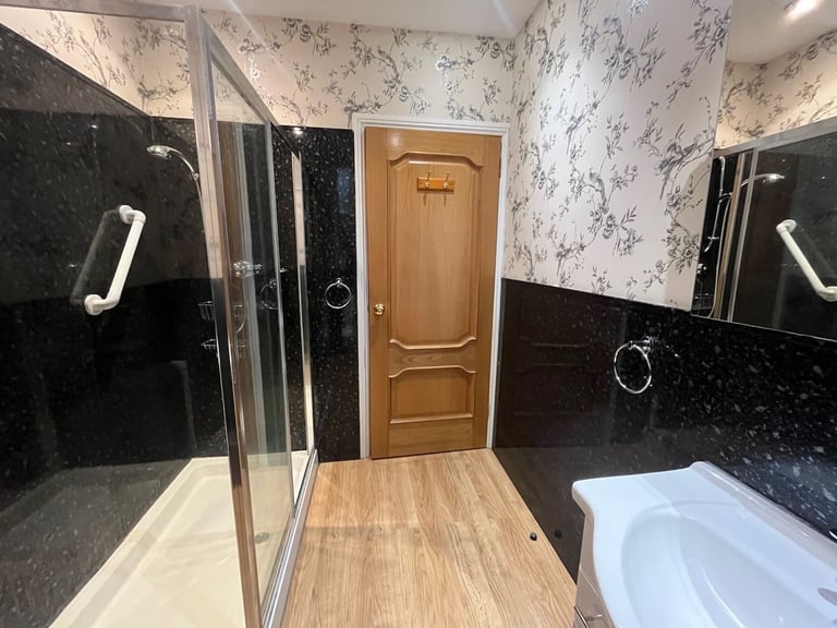 Uphall - 3 Bedroom, huge ground floor flat - Bright & Sunny - partially furnished 