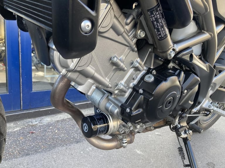 SUZUKI SV650 2025 - 1 OWNER - LOW MILES - FIRST SERVICE COMPLETE - TANK PAD