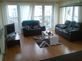 LARGE DOUBLE ROOM IN FURNISHED FLAT NEXT TO OCEAN TERMINAL