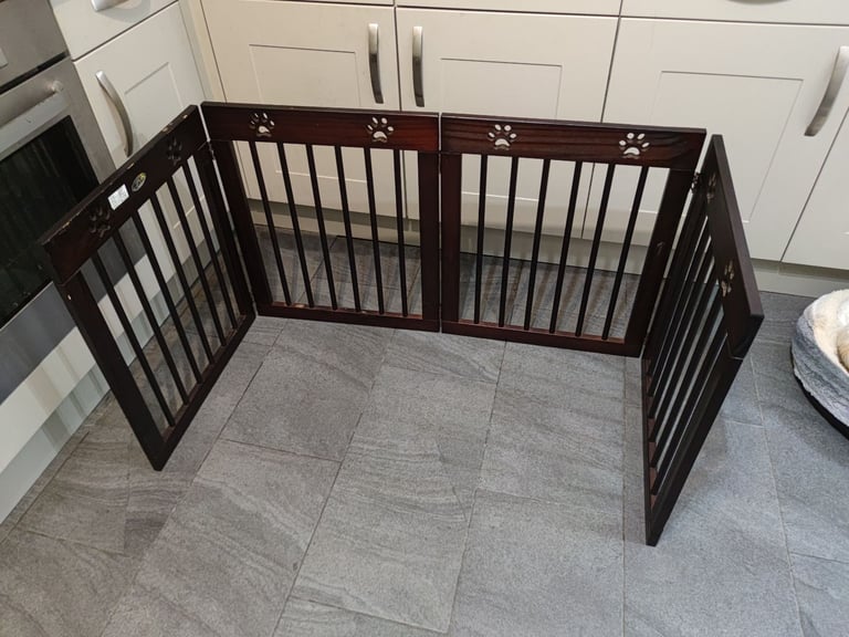 Foldable dog barrier 