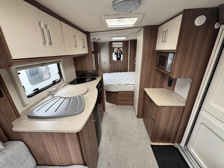 LUNAR VENUS 570/4 2017 MODEL 4 BERTH FIXED ISLAND BED TOURING CARAVAN
