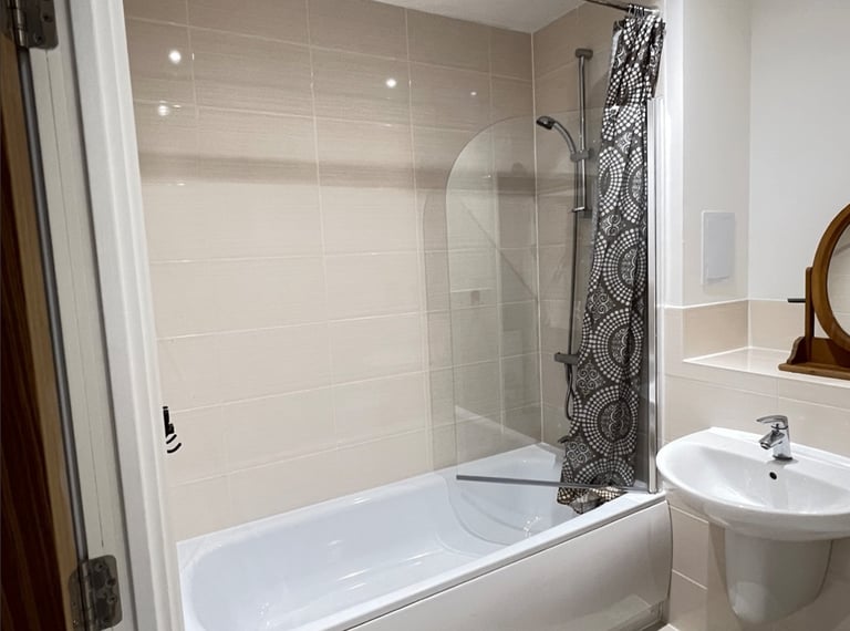 ROOM IN SHARED NEWBUILT FLAT- IG11