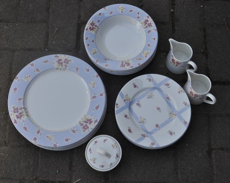 image for Marks and Spencer Ditsy Floral dinner service