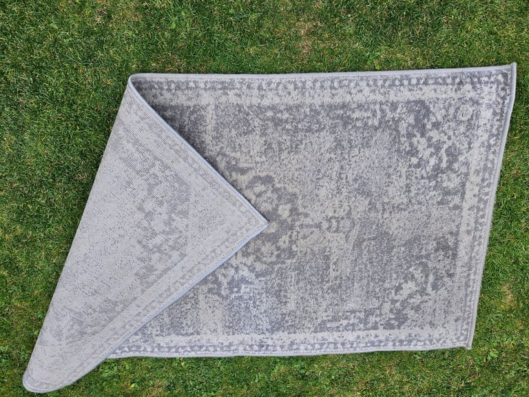 Light grey patterned rug / carpet £10