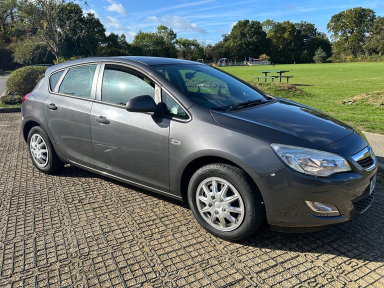 Cheap Vauxhall, ASTRA, Hatchback, 2012, Manual, 1398 (cc),5 doors for sale in Windsor, Berkshire