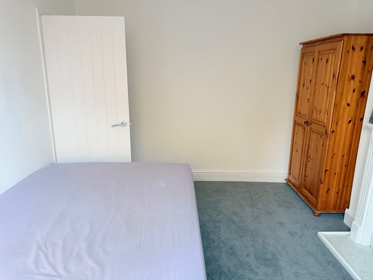 🏡 Large Double Bedroom for Rent