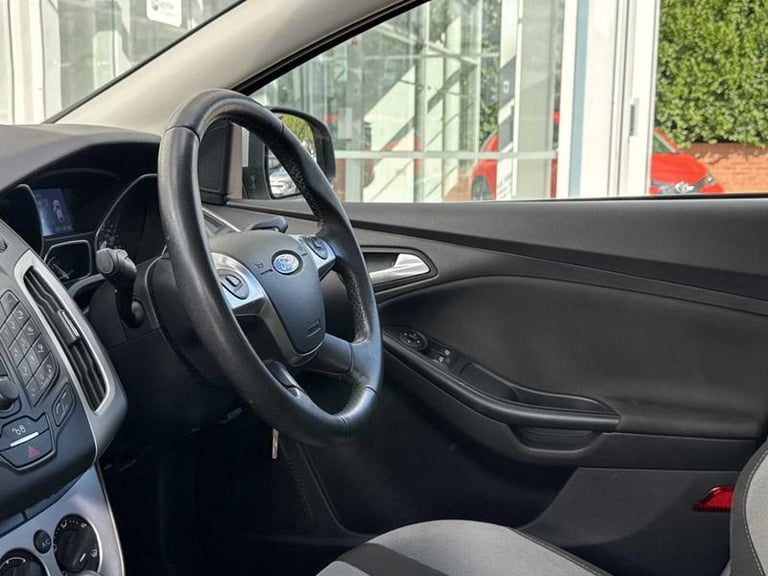 2014 Ford Focus 1.6 125 Zetec Navigator 5dr Powershift HATCHBACK PETROL Automatic