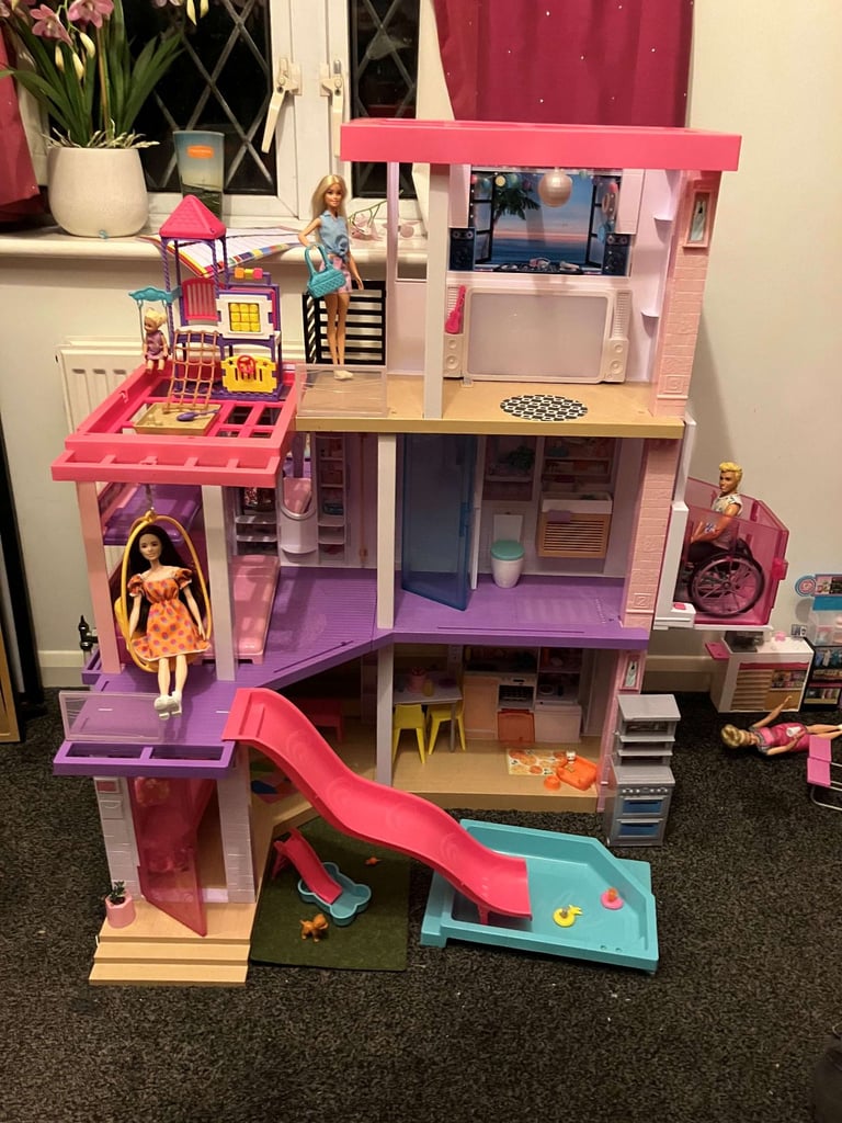 BARBIE DREAMHOUSE WITH POOL, AND OTHER BARBIE TOYS. MUST BE COLLECTED