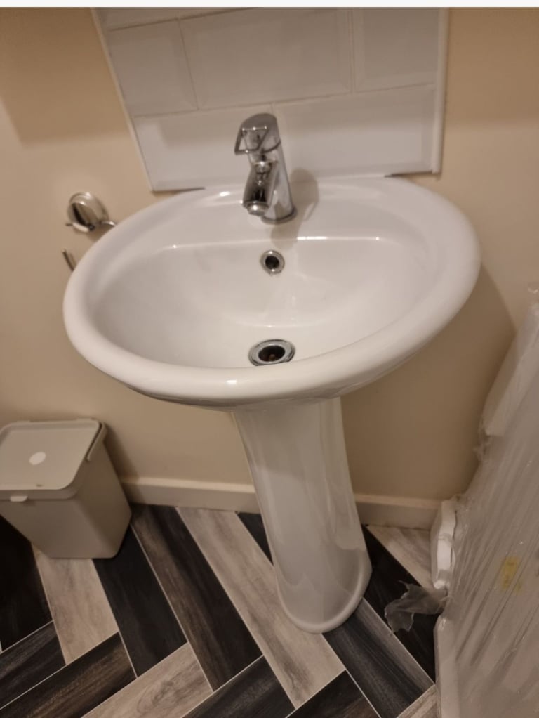 Bathroom sink with mixer tap 