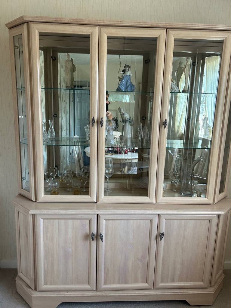 Large display cabinet 