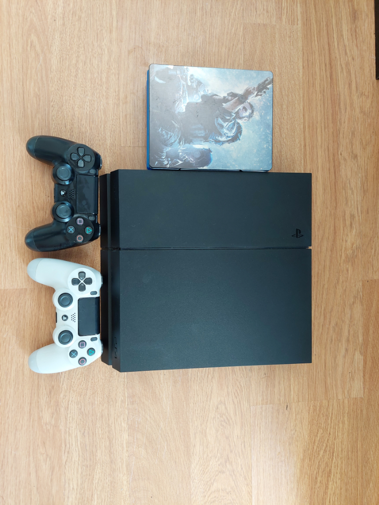 PS4 + 2 Controllers + 5 games