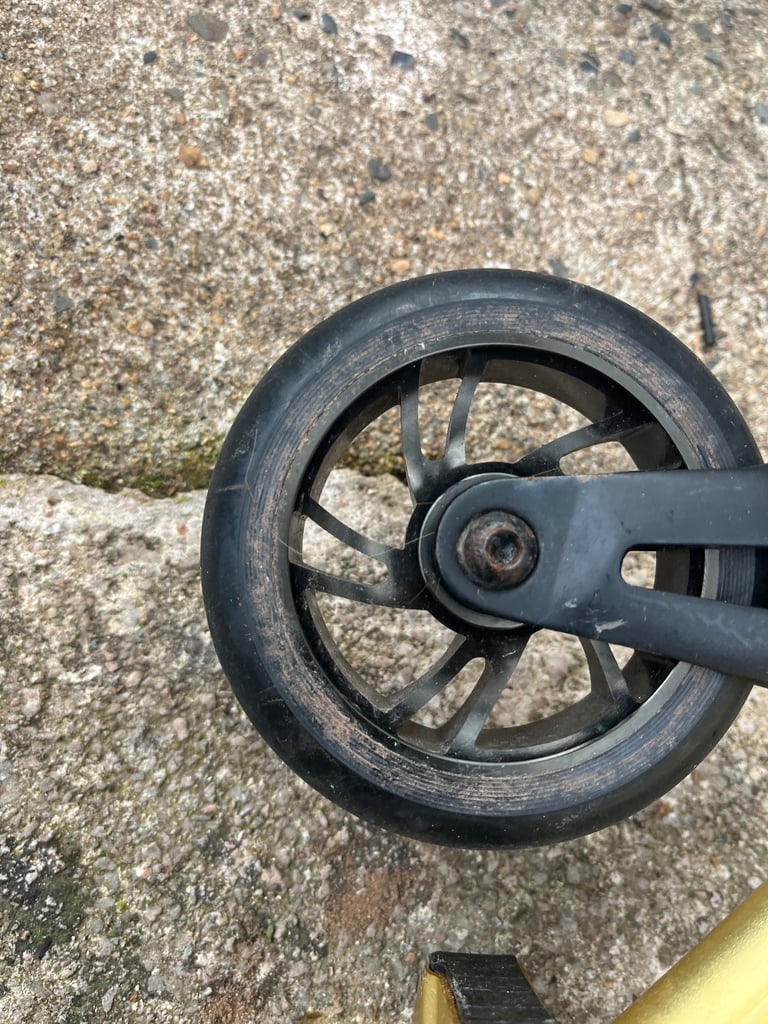 MADD GEAR scooter