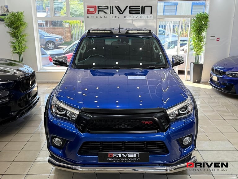 HUGE SPEC! TOYOTA HILUX INVINCIBLE 2.4 D-4D 4WD AUTO + NO VAT + FREE DELIVERY!