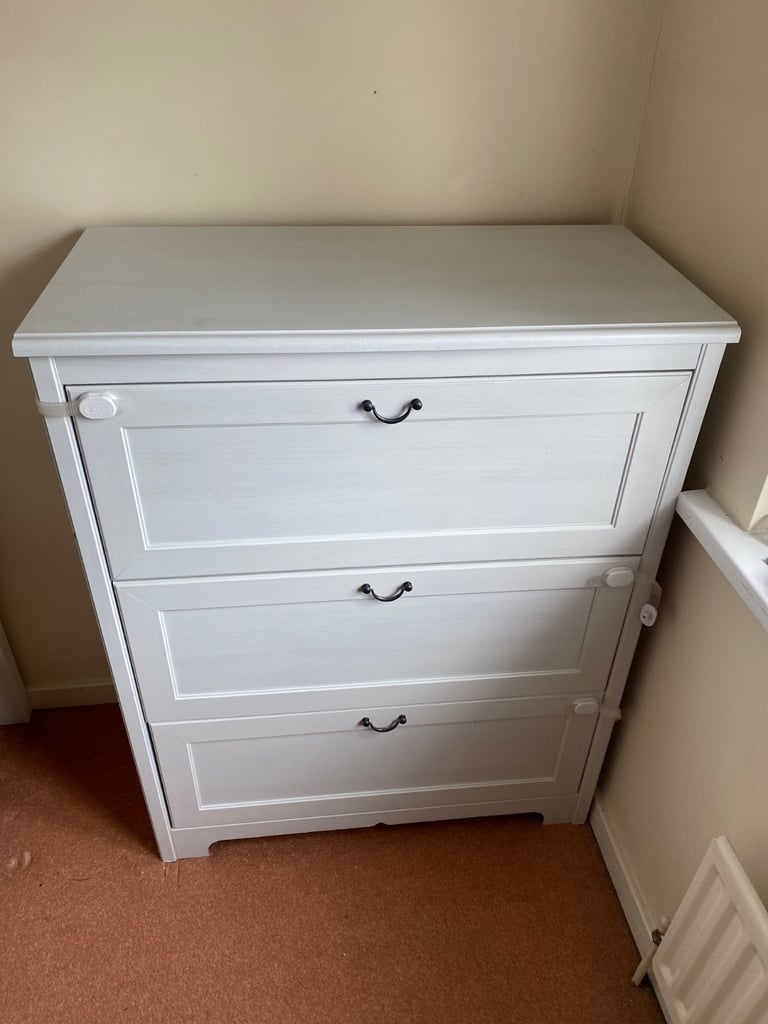 Set of white bedroom drawers