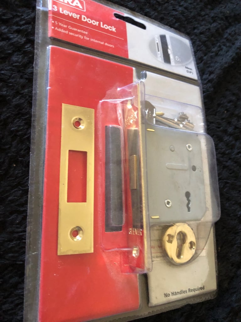Brand new 3 lever door lock & key set still sealed only £7
