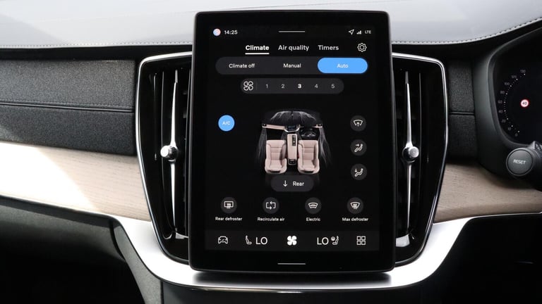 2025 Volvo XC90 B5 (P) AWD Plus Dark (Harman Kardon Sound, 360 Camera, Apple CarPlay, BLIS) ESTAT...
