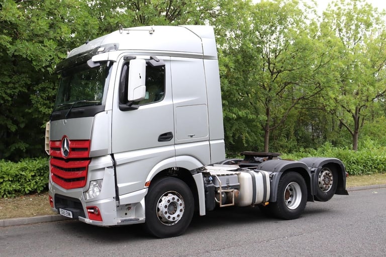 MERCEDES ACTROS 2548 STREAMSPACE 6X2 REARLIFT TRACTOR (2015)