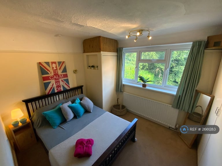 6 bedroom house in Ash Grove, Guildford, GU2 (6 bed) (#2661283)