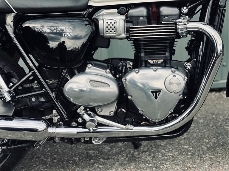 STUNNING 2018/18 TRIUMPH BONNEVILLE T100 MOTORCYCLE 