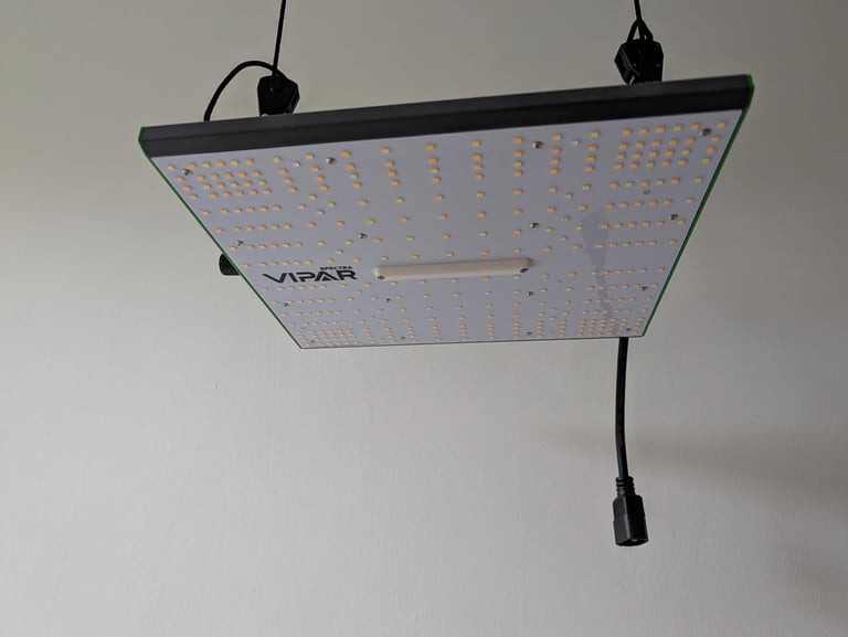2 x Grow lights and 1x tent VIPARSPECTRA P1000, P600 + 2 free seedling heat mats!