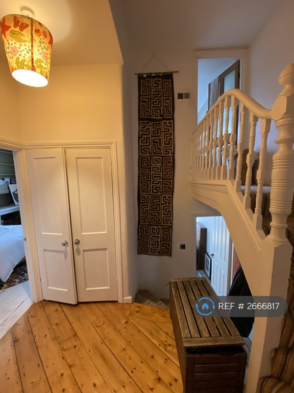 3 bedroom flat in Haringey, London, N4 (3 bed) (#2666817)