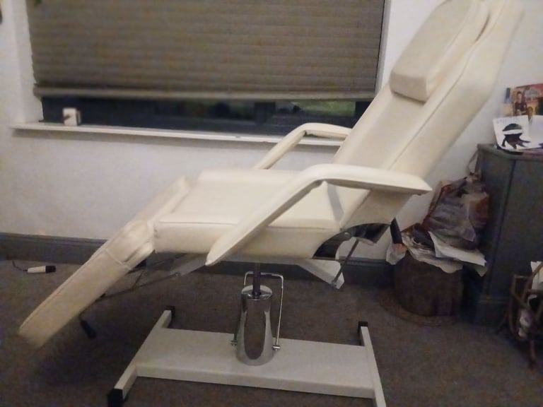  💆‍♀️ Professional White Massage / Beauty Bed – Excellent Condition
