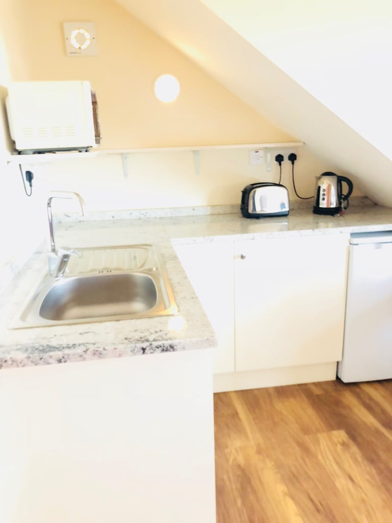 Loft Studio for couple in Chingford £1150 INC BILLS