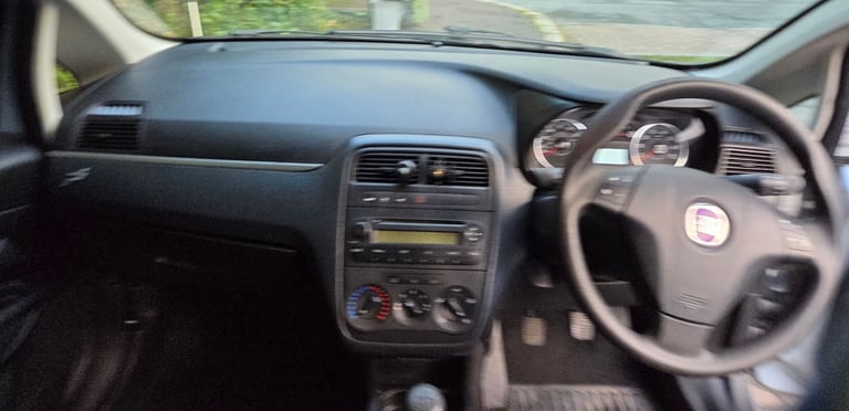 Grande punto 1.4 petrol cheap insurance and tax vgc in out motd 