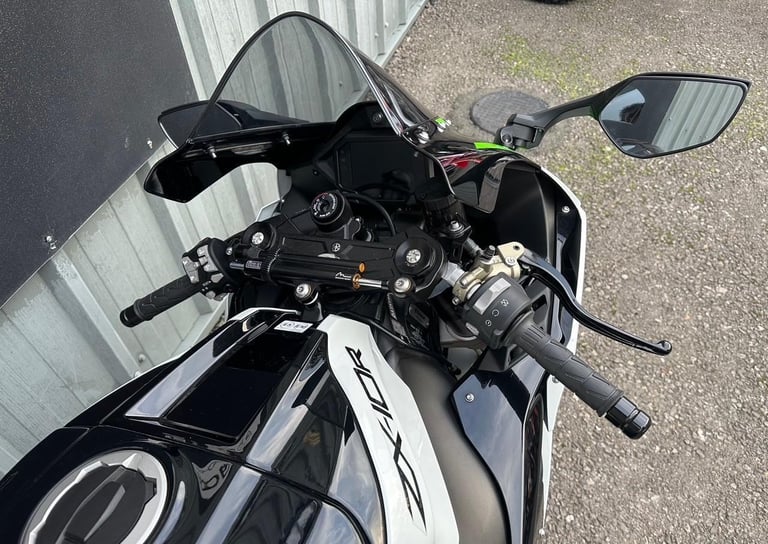 GOREGOUS ONE OWNER 2023/23 KAWASAKI ZX10-R PERFORMANCE MOTORCYCLE