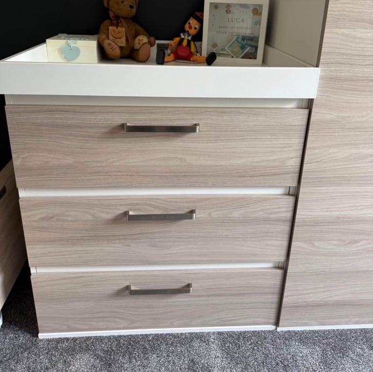 Silvercross Cotbed, Wardrobe & Drawers