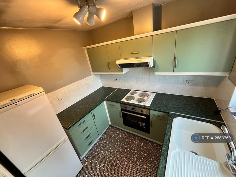 1 bedroom flat in Berkeley Crescent, Hyde, SK14 (1 bed) (#2680769)