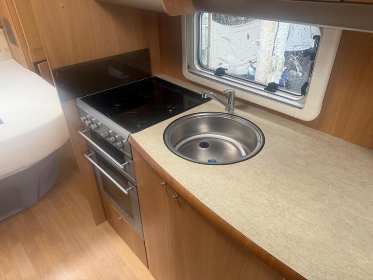 2008 Swift Conqueror 645 Fixed island  bed with new mattress