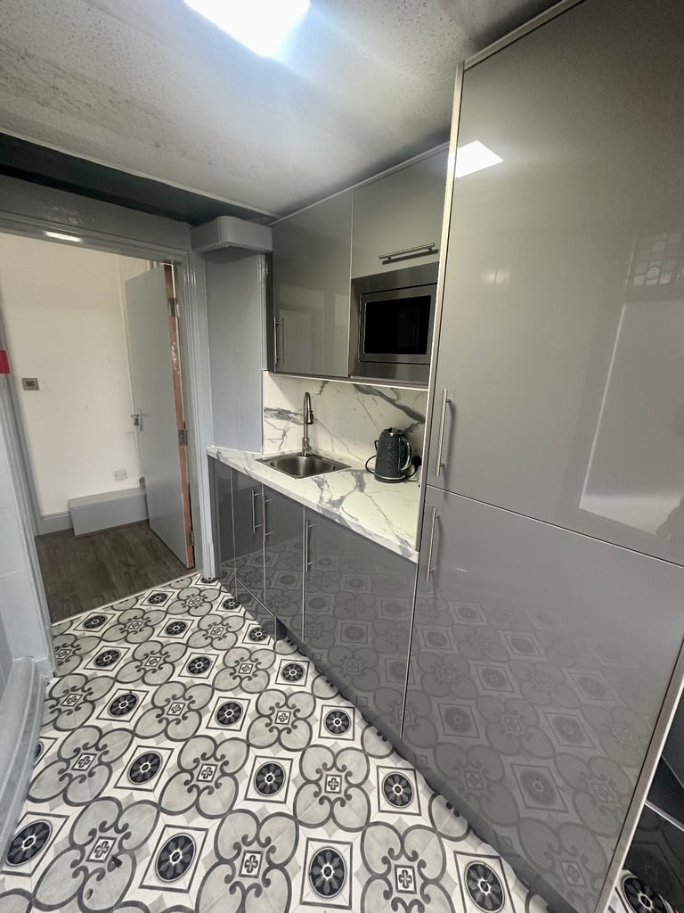 ** All bills inclusive Studio Flat with roof top garden **